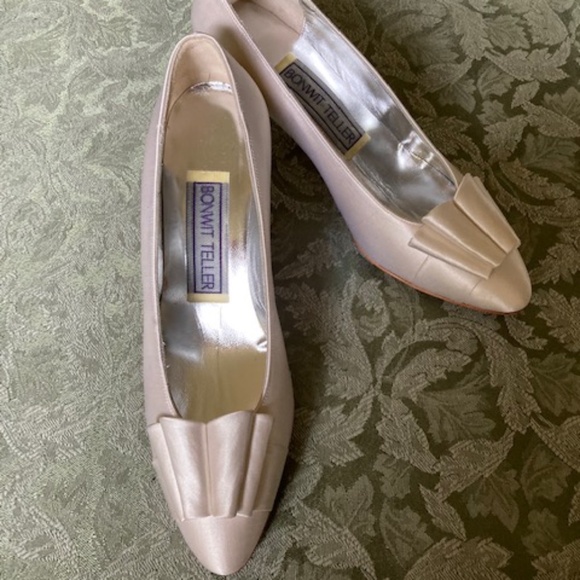 Bonwit Teller Ivory Satin Kitten Heels 🆕 - Picture 4 of 11